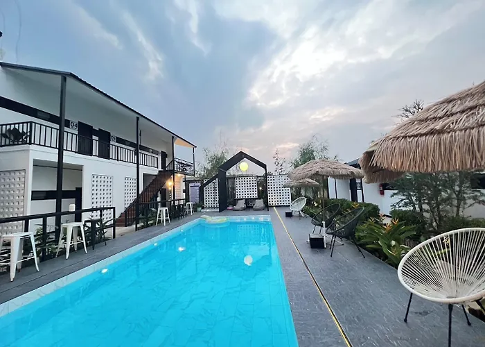 Penguin & Bistro Ban Khlong Thai Muang