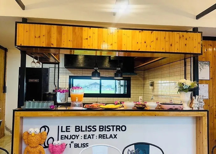 Penguin & Bistro โรงแรม Ban Khlong Thai Muang